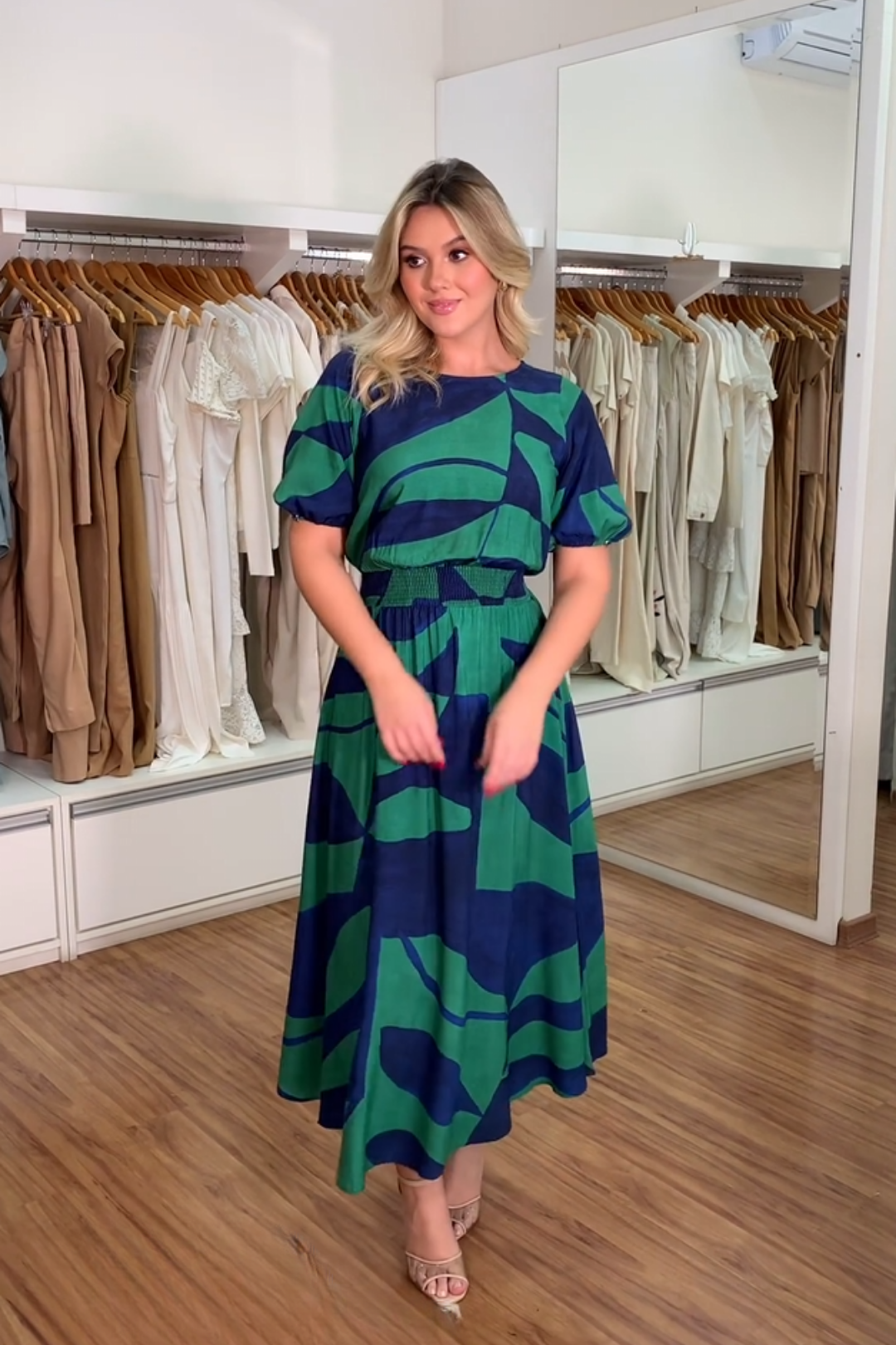 1590 | Vestido Midi Cláudia - Folhagem Geométrica Azul e Verde ✨