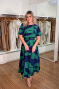 1590 | Vestido Midi Cláudia - Folhagem Geométrica Azul e Verde ✨