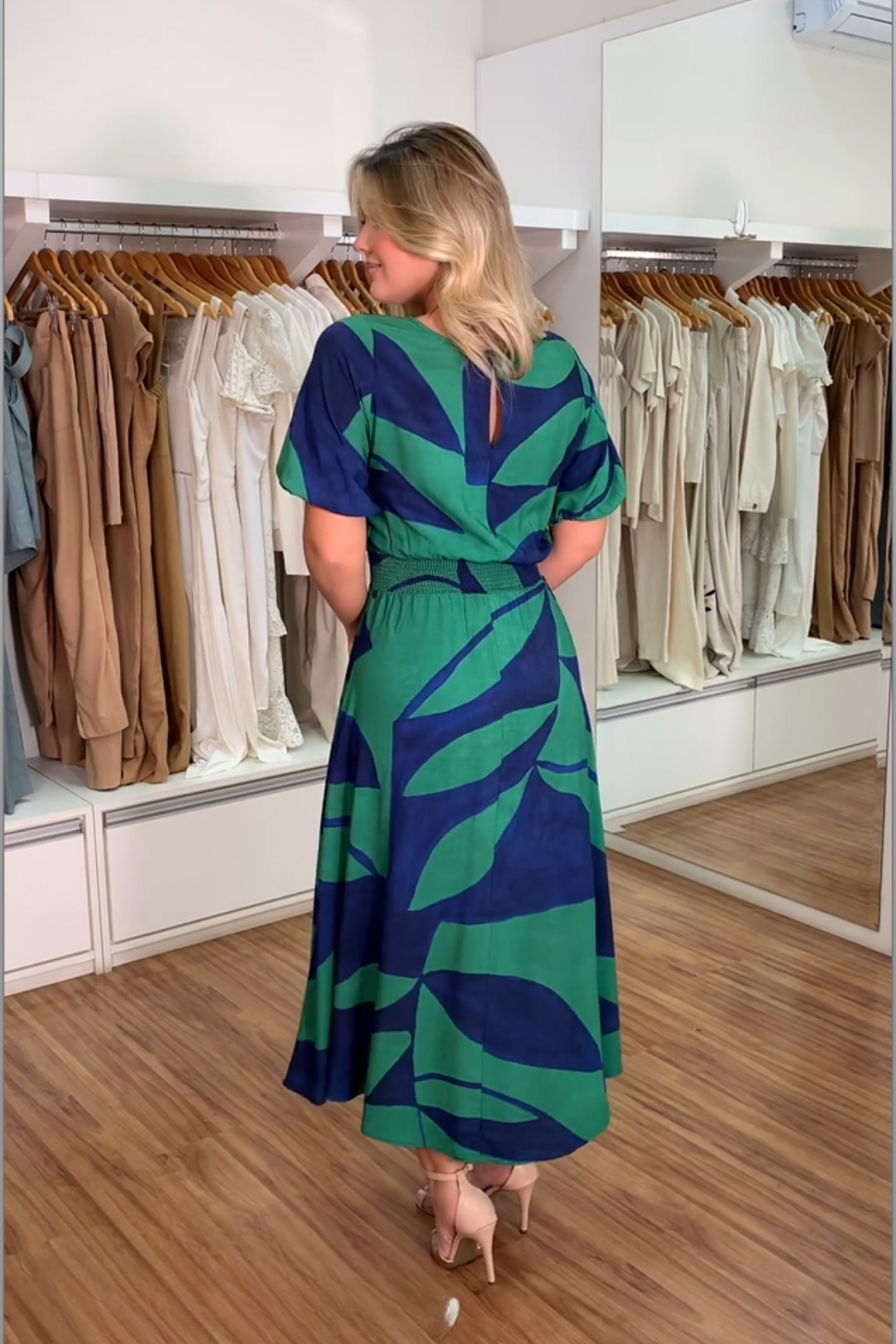 1590 | Vestido Midi Cláudia - Folhagem Geométrica Azul e Verde ✨