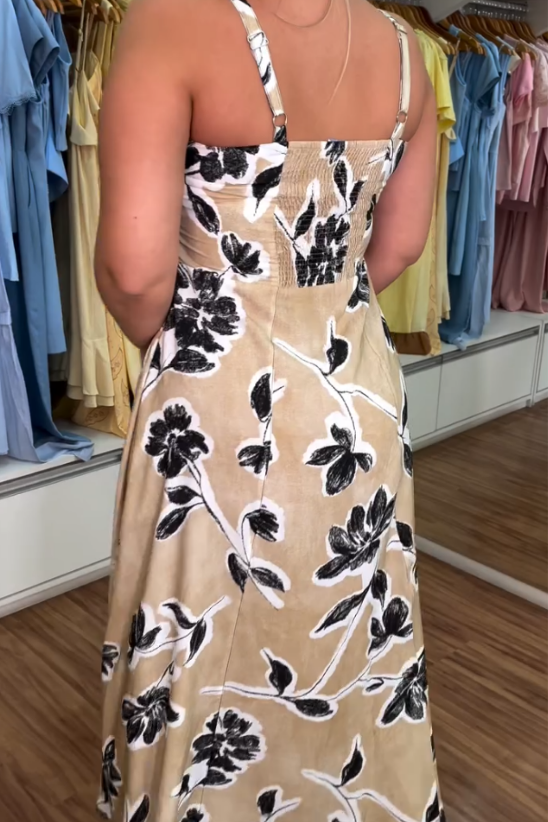 1580 | Vestido Midi Clara - Estampa Floral Bege e Preto ✨