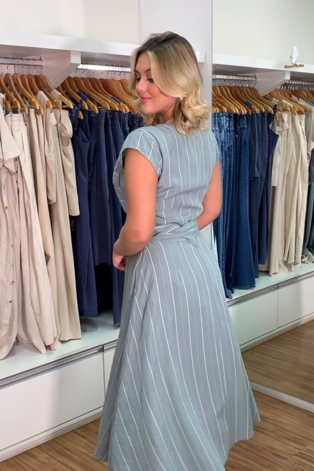 1515 | Vestido Midi Tatiane - Chemise Listrada Cinza✨