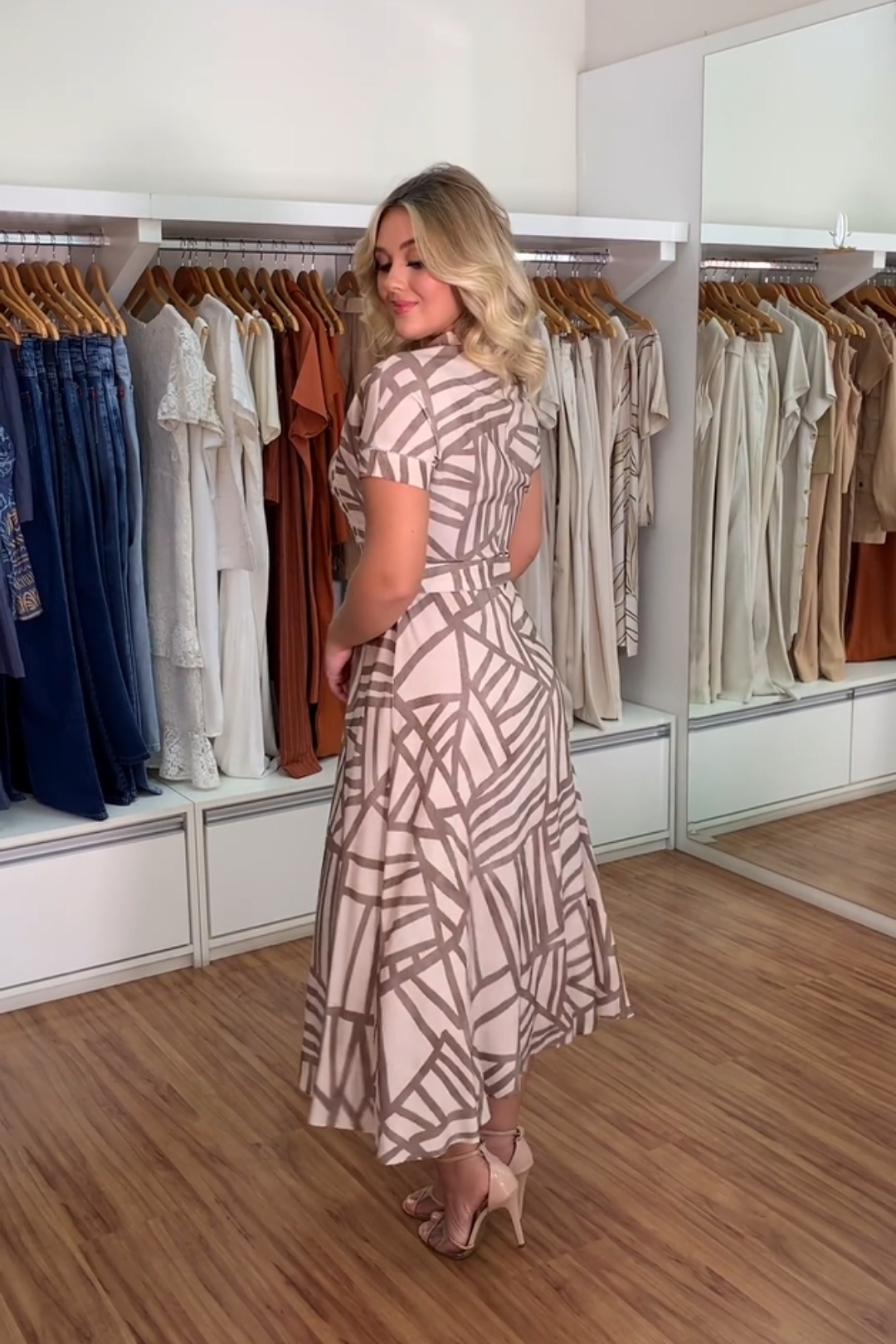 1660 | Vestido Midi Geovana - Chemise Geométrica Bege ✨