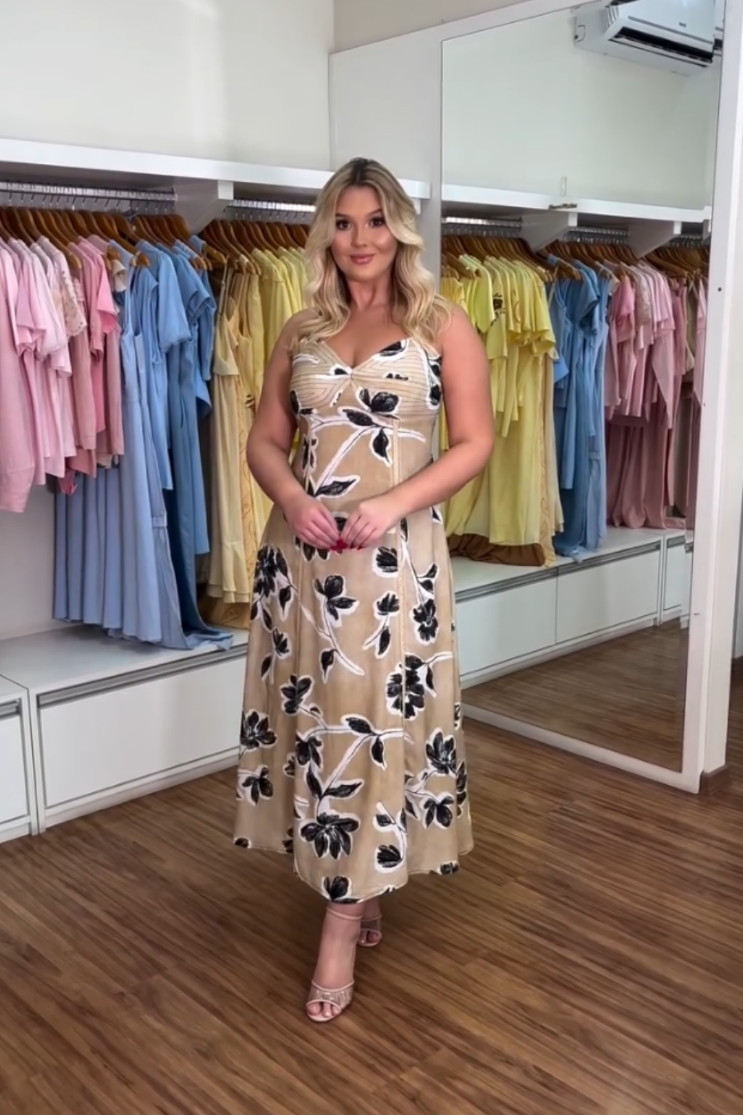 1580 | Vestido Midi Clara - Estampa Floral Bege e Preto ✨