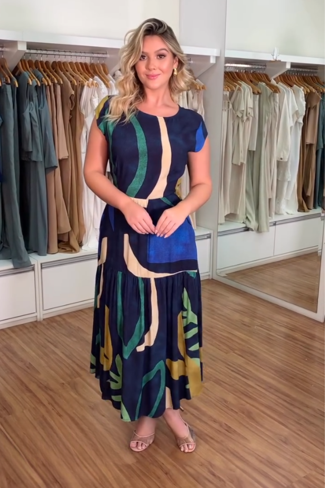 1920 | Vestido Midi Fabiana - Estampa Abstrata Azul e Verde ✨